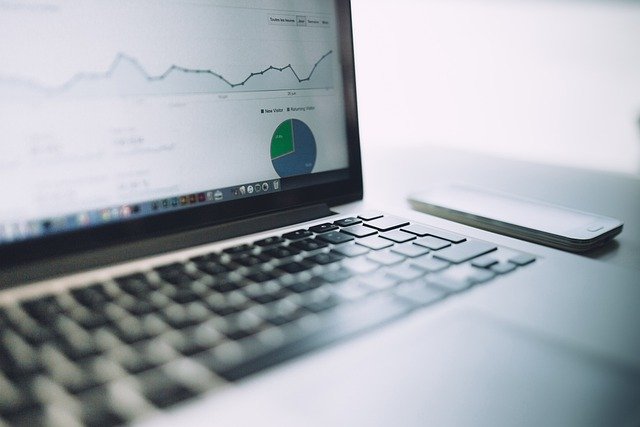 Best AI Social Media Analytics Tools 2026: Sprout Social vs Hootsuite vs Brandwatch vs Sprinklr vs Meltwater - Illustration